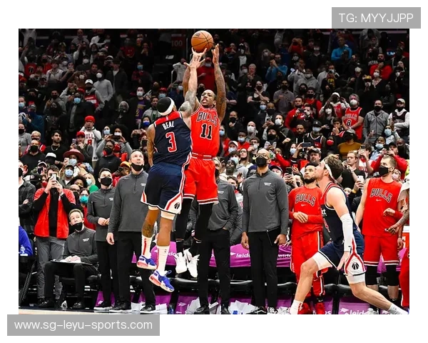 公牛击败尼克斯，常规赛巅峰对决中德罗赞罚球绝杀，公牛德里克罗斯图片