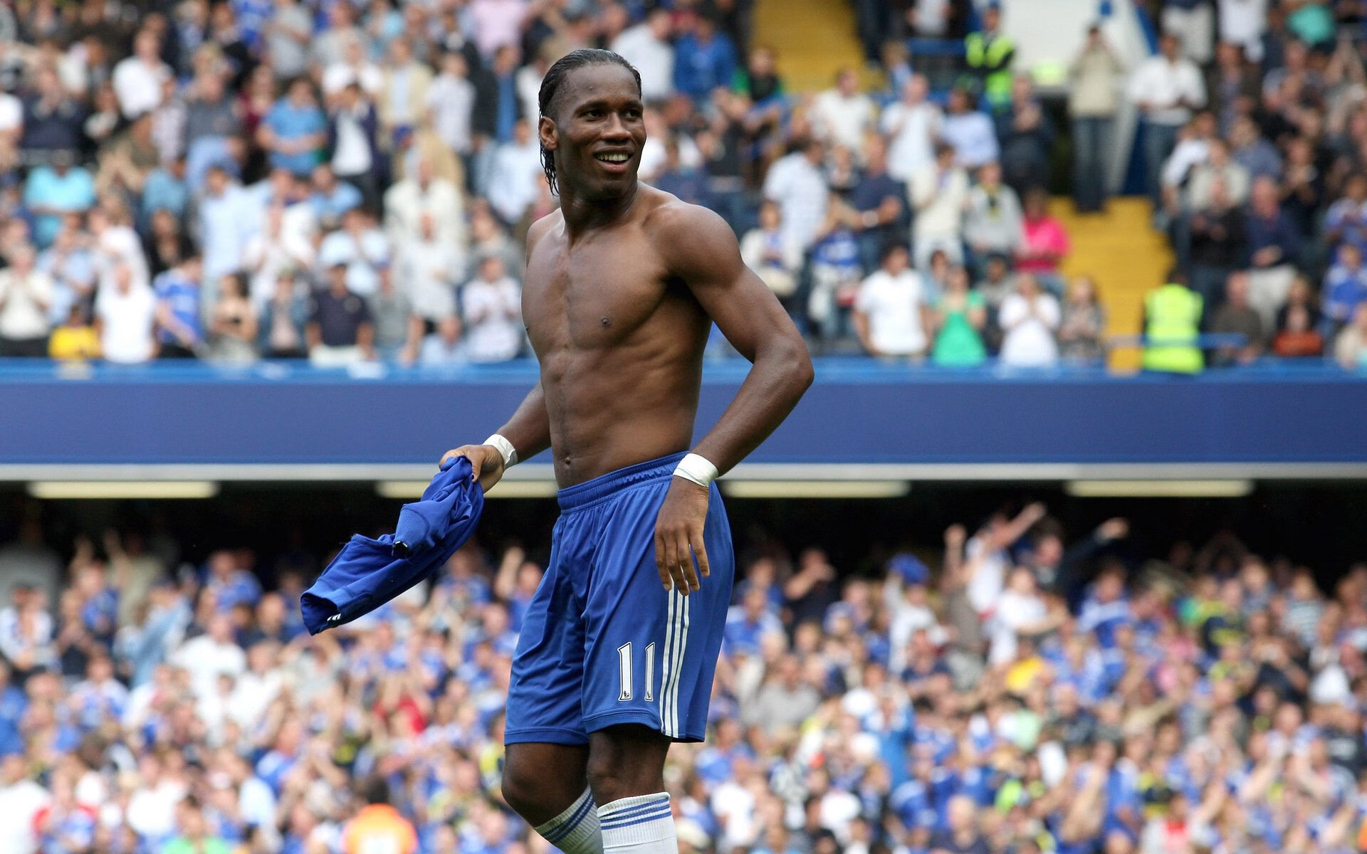 简：迅速的边路突破给全黑队带来更多得分机会