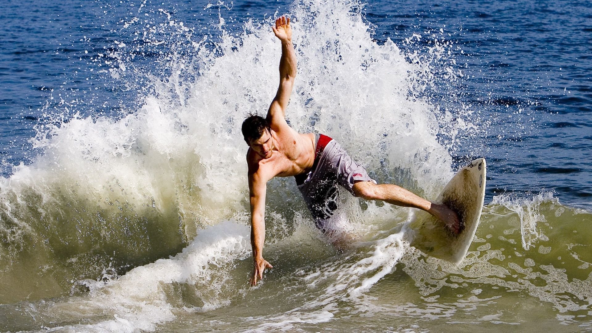 里弗斯：裁判说字母哥被打手但能扛住，所以没给犯规，字母哥罚球为什么不吹