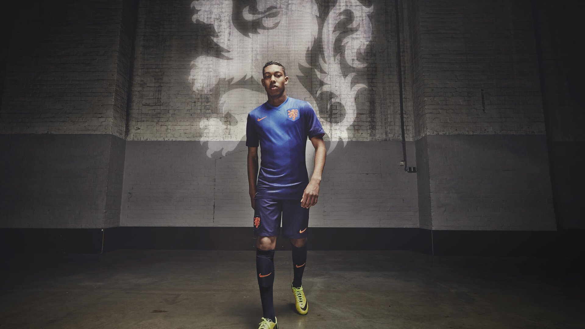 Hughes 多次关键接球引领胜利